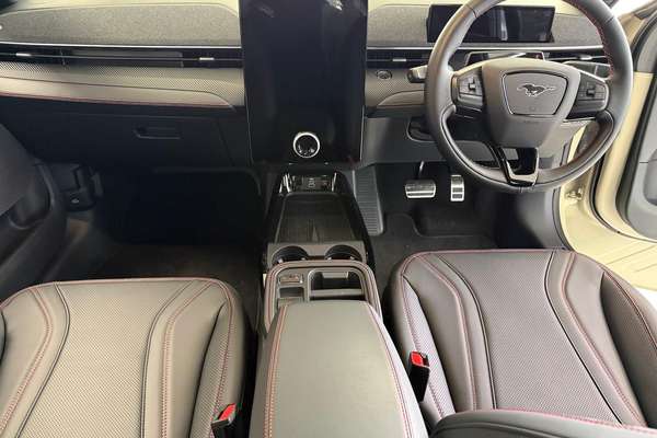 2025 Ford Mustang Mach-E Premium thumb-10