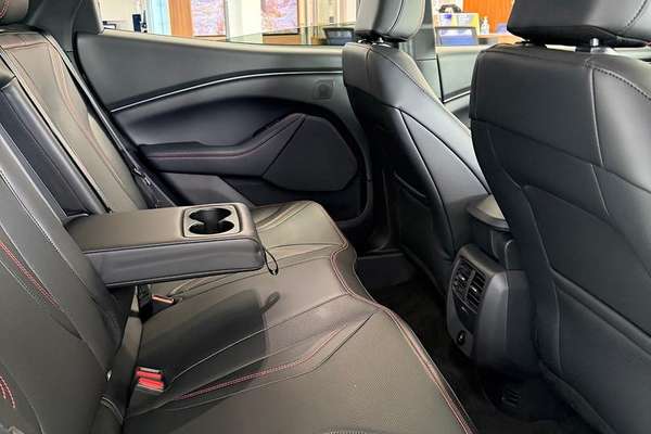 2025 Ford Mustang Mach-E Premium thumb-13