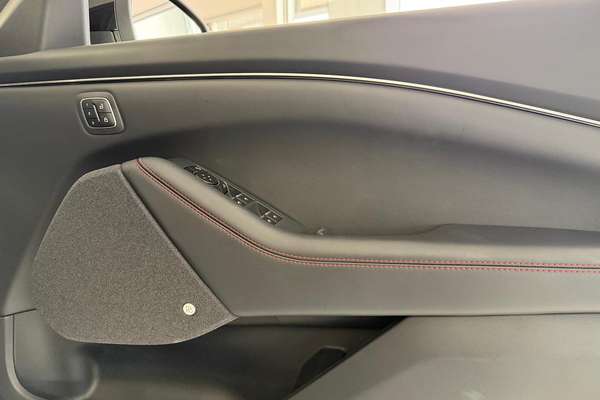 2025 Ford Mustang Mach-E Premium thumb-15