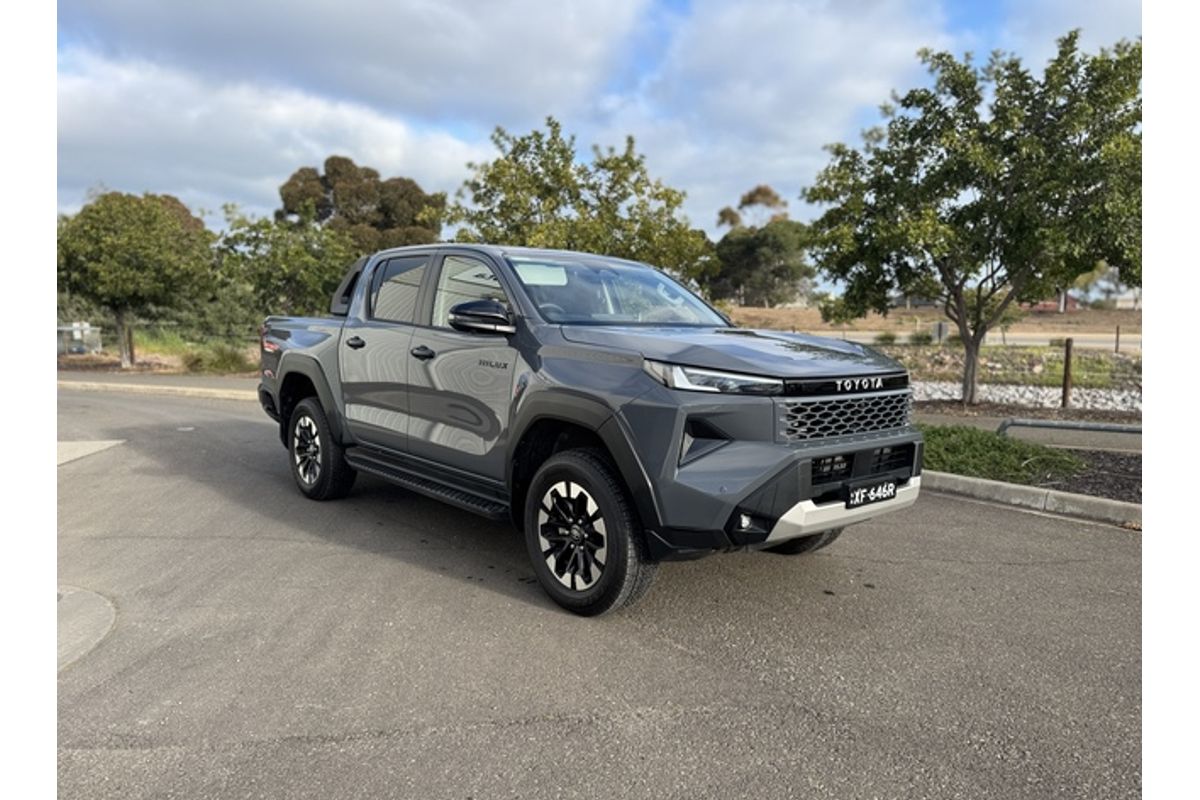2025 Toyota Hilux SR5 GUN226R