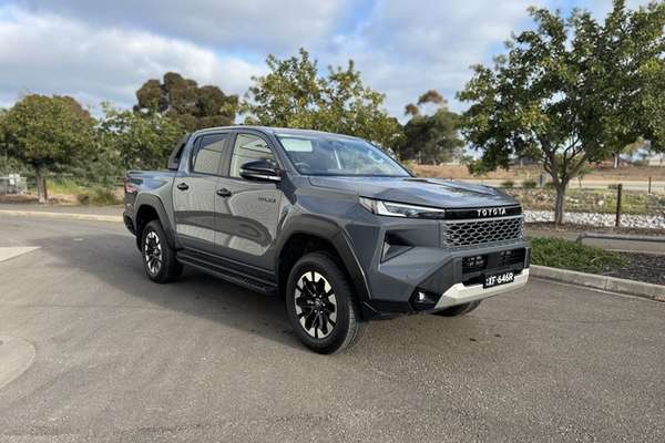2025 Toyota Hilux SR5 GUN226R