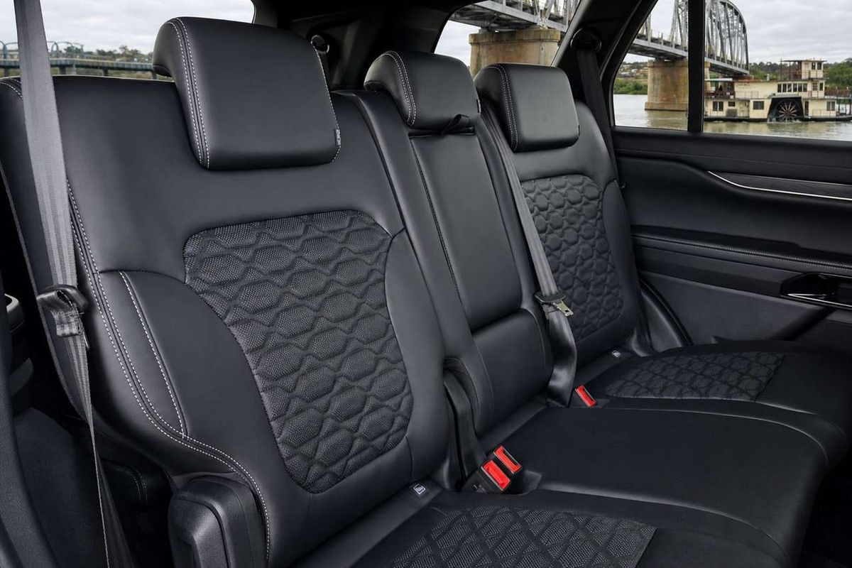 2026 Ford Everest Platinum 3.0L image 8