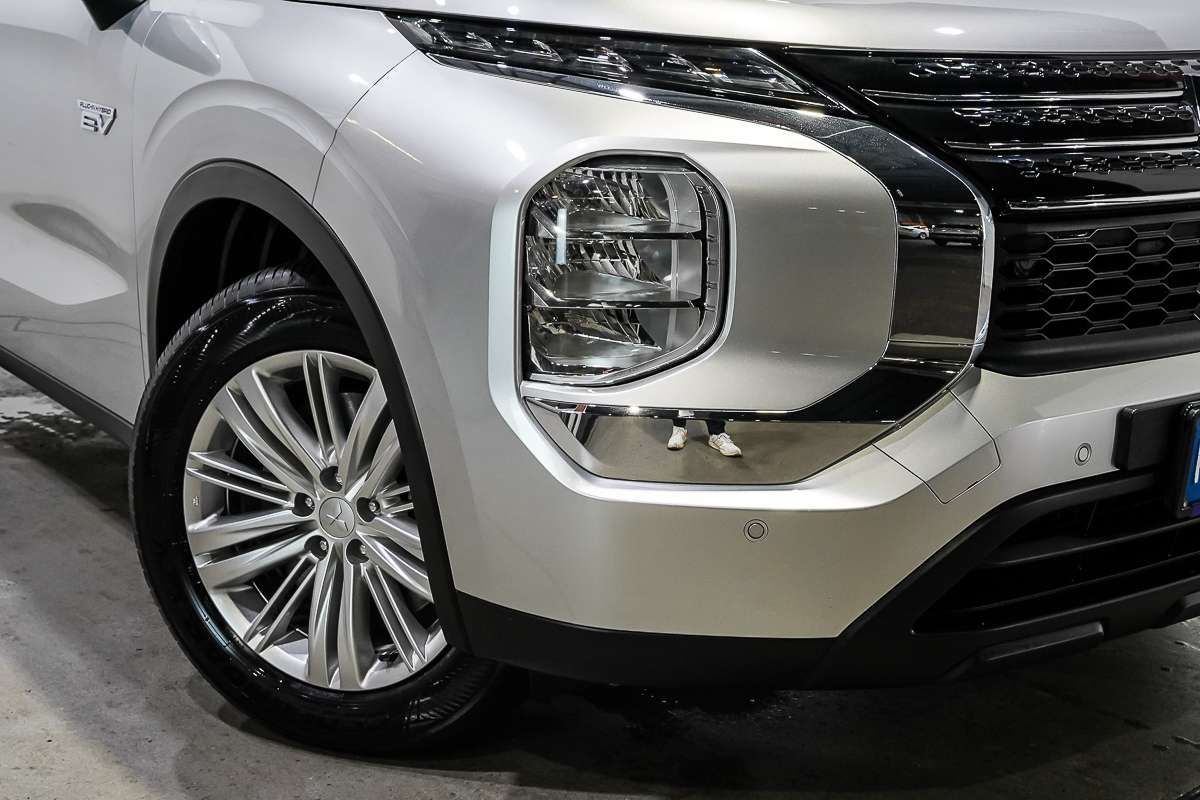 2025 Mitsubishi Outlander PHEV ES ZM