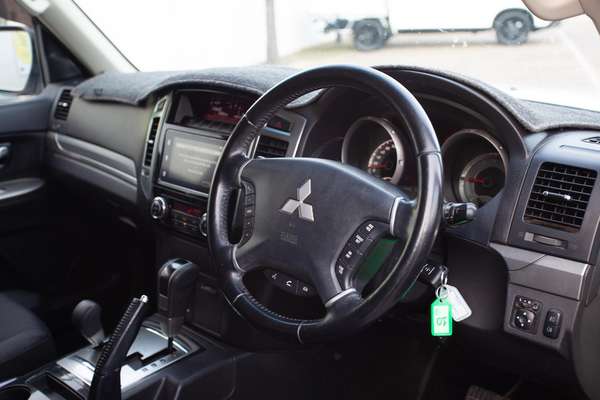 2018 Mitsubishi Pajero GLX NX thumb-3