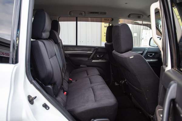 2018 Mitsubishi Pajero GLX NX thumb-6