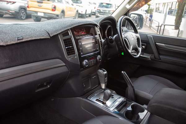 2018 Mitsubishi Pajero GLX NX thumb-17