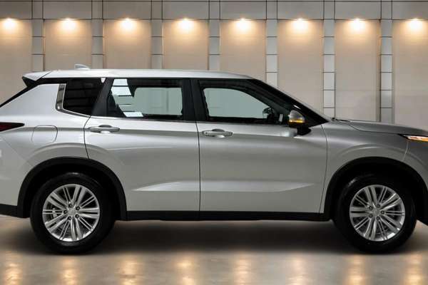 2024 Mitsubishi Outlander ES ZM