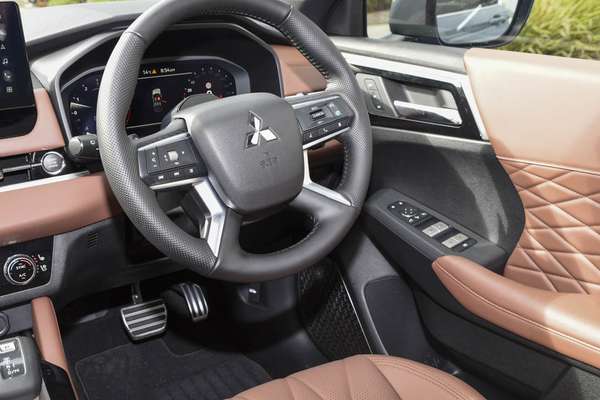 2026 Mitsubishi Outlander Exceed Tourer ZM thumb-16