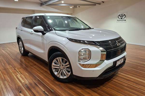 2023 Mitsubishi Outlander ES ZM
