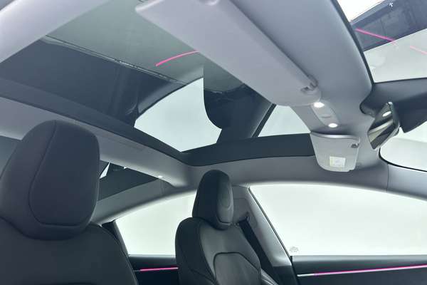 2024 Tesla Model 3 Long Range thumb-14