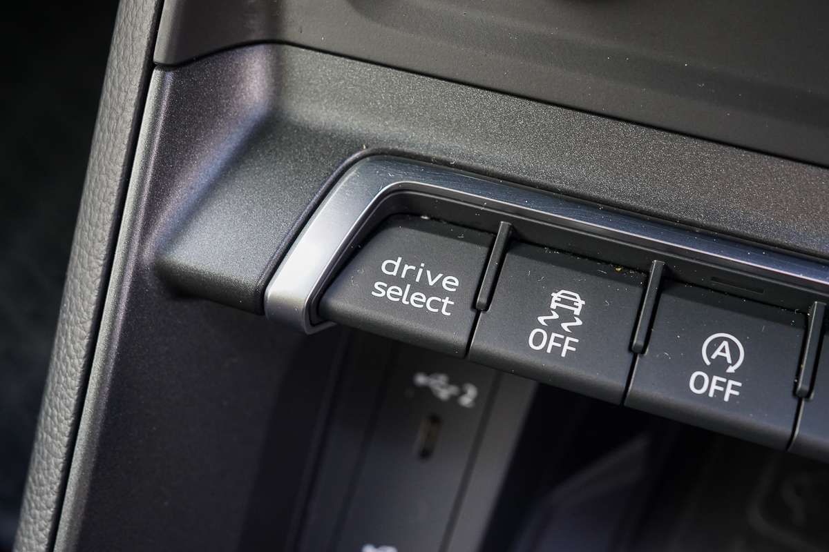 2022 Audi Q3 40 TFSI S line F3