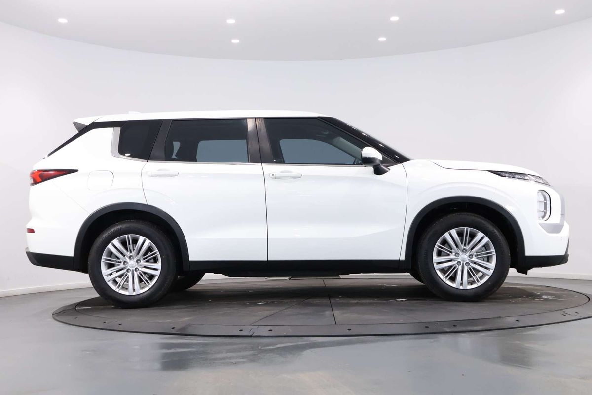 2023 Mitsubishi Outlander ES ZM