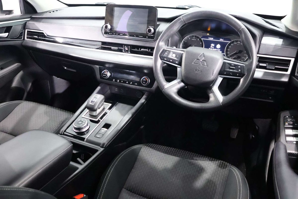 2023 Mitsubishi Outlander ES ZM