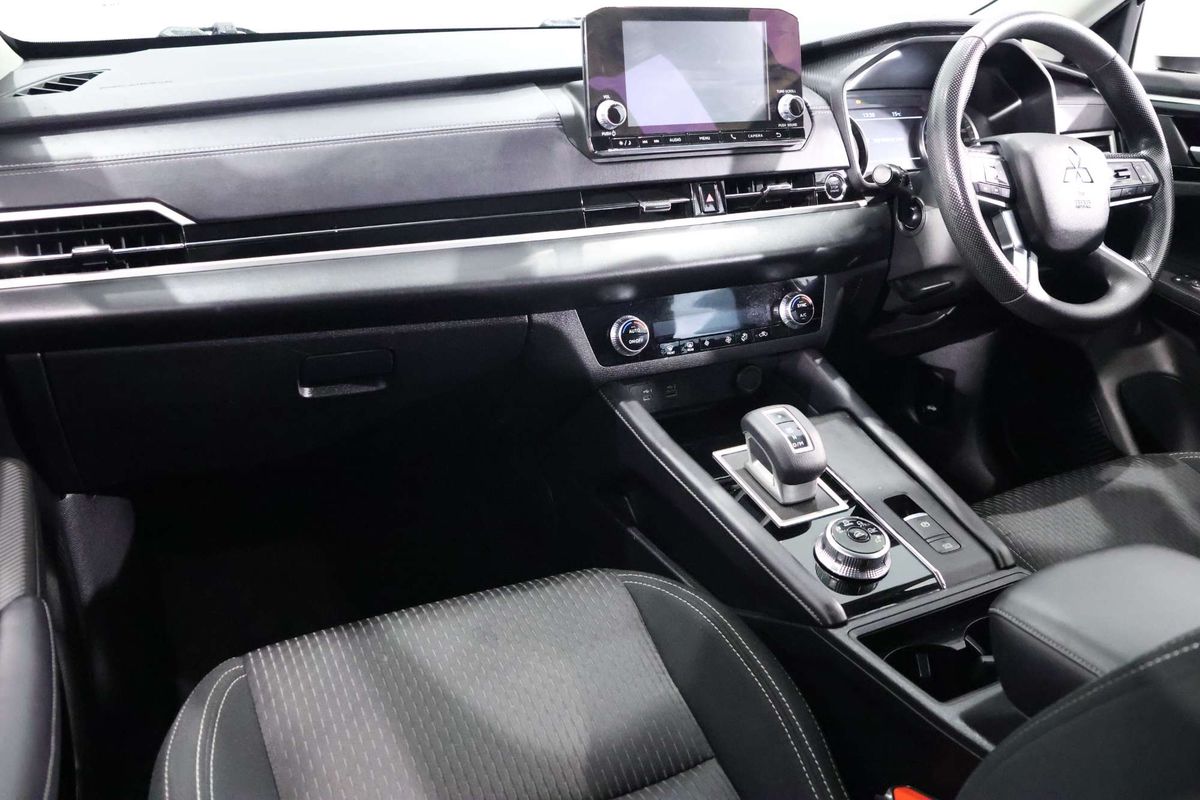 2023 Mitsubishi Outlander ES ZM
