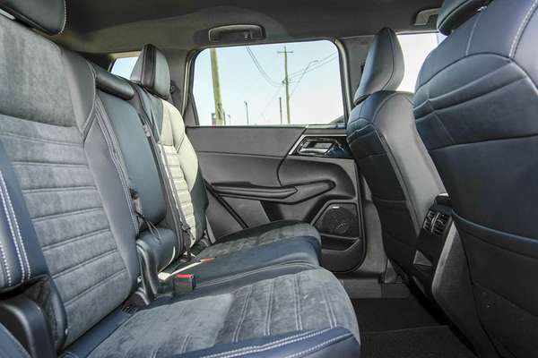 2026 Mitsubishi Outlander Black Edition ZM thumb-8