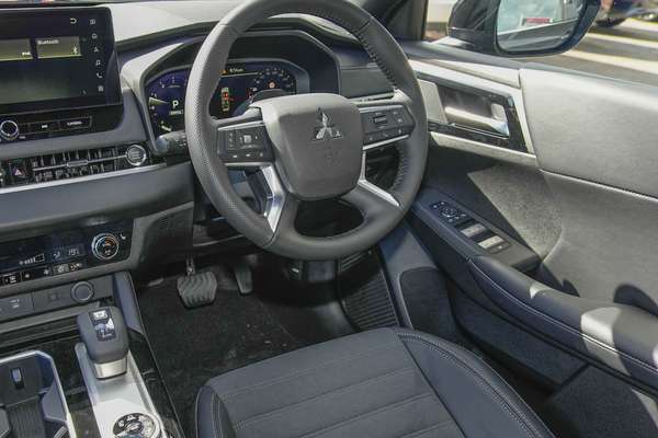 2026 Mitsubishi Outlander Black Edition ZM thumb-18
