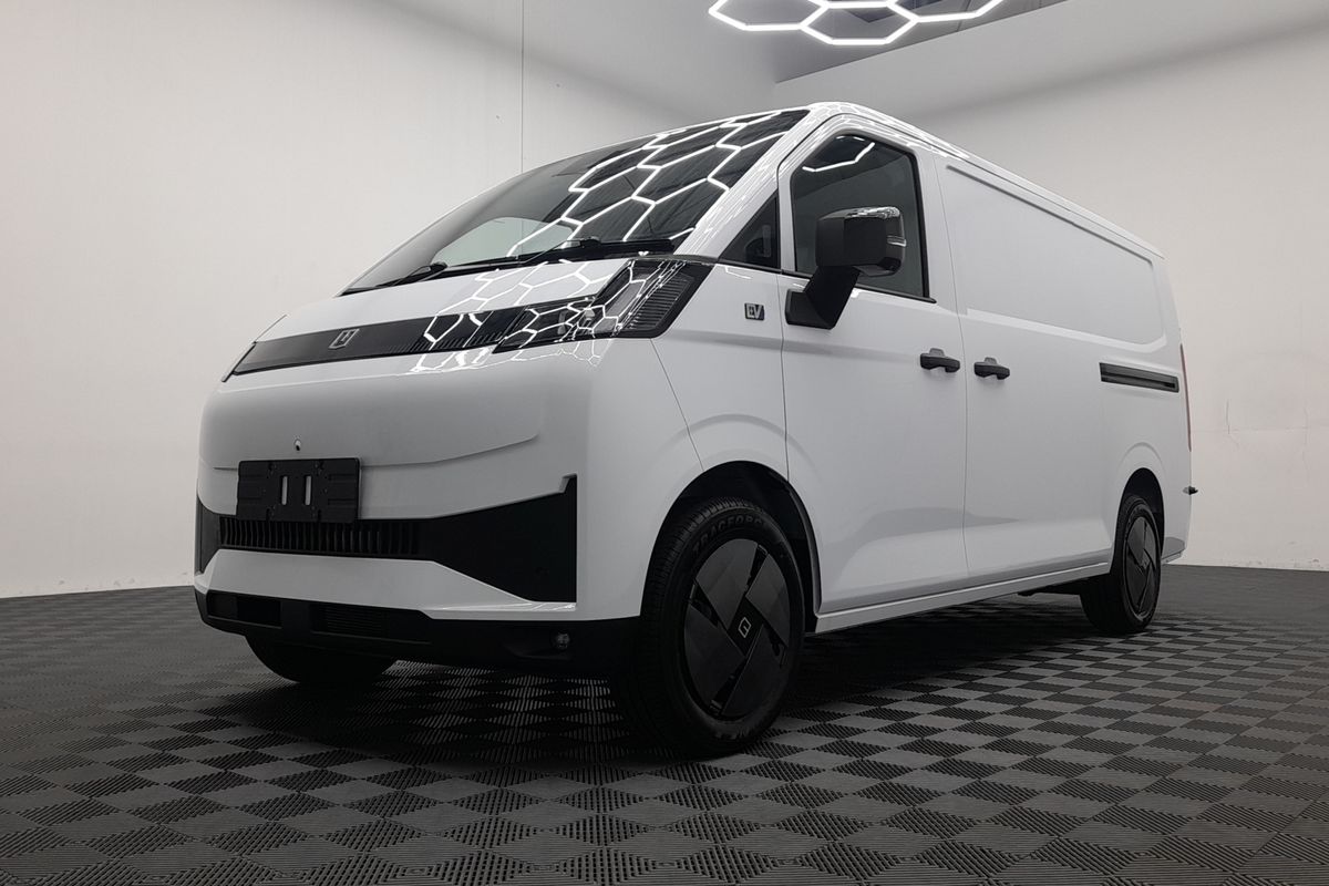 2026 Farizon V7E Standard Range Low Roof