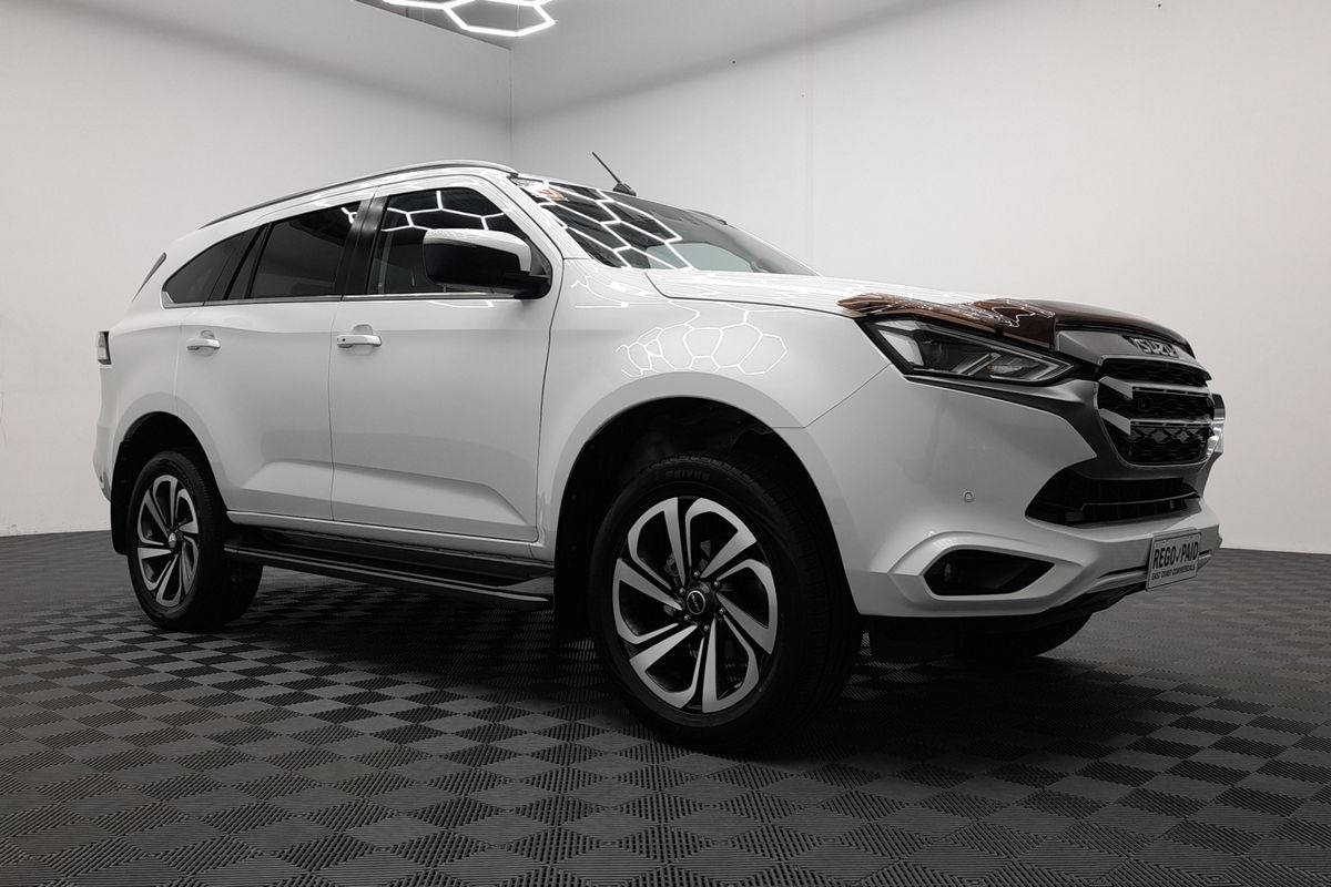 2022 Isuzu MU-X LS-T image 2