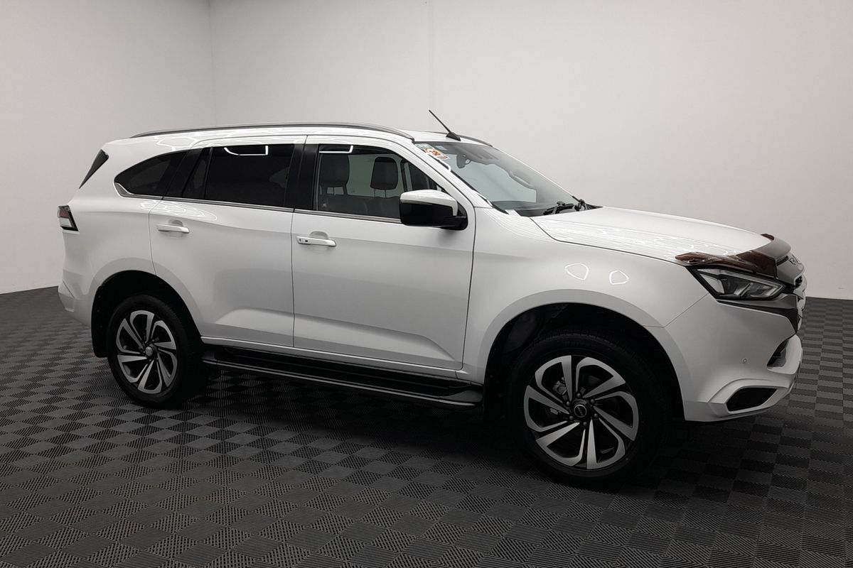 2022 Isuzu MU-X LS-T image 13