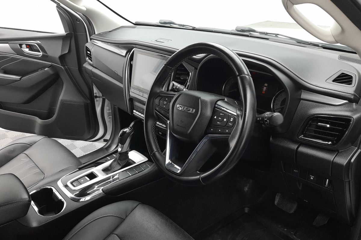 2022 Isuzu MU-X LS-T image 16