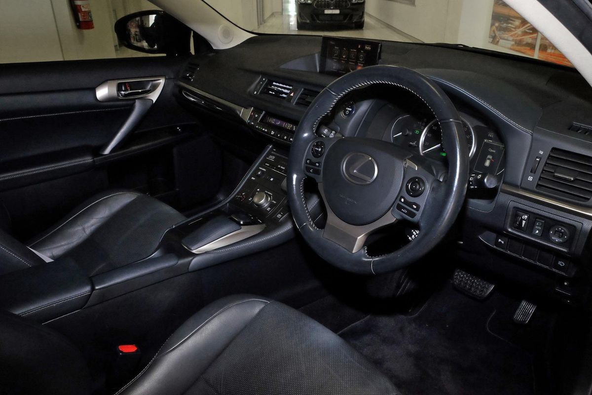 2016 Lexus CT CT200h Sports Luxury ZWA10R image 7