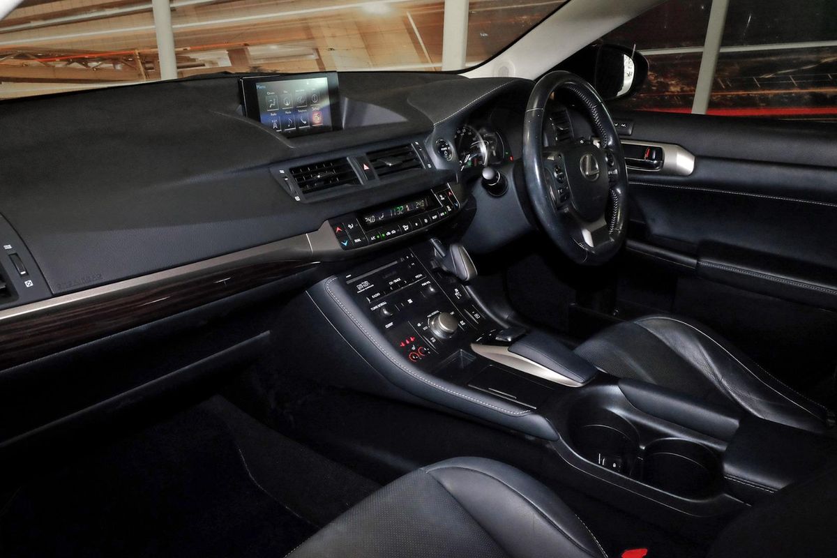 2016 Lexus CT CT200h Sports Luxury ZWA10R image 9