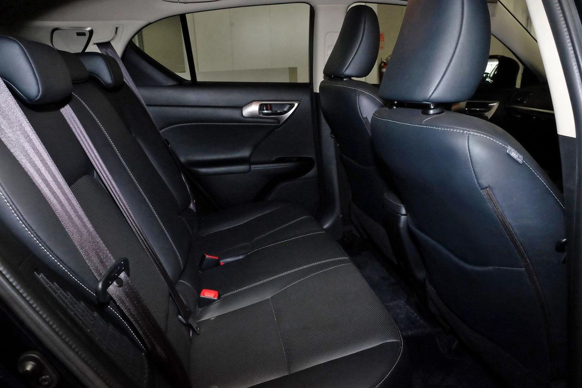 2016 Lexus CT CT200h Sports Luxury ZWA10R image 10