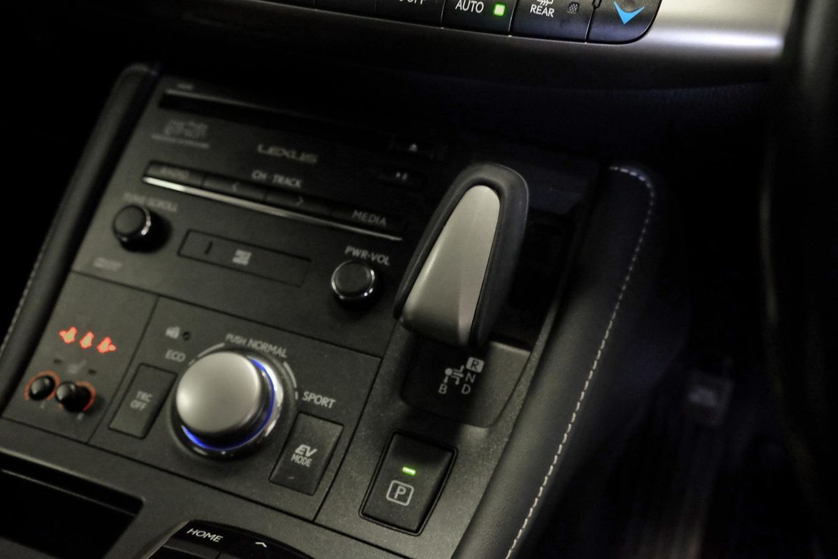 2016 Lexus CT CT200h Sports Luxury ZWA10R image 11