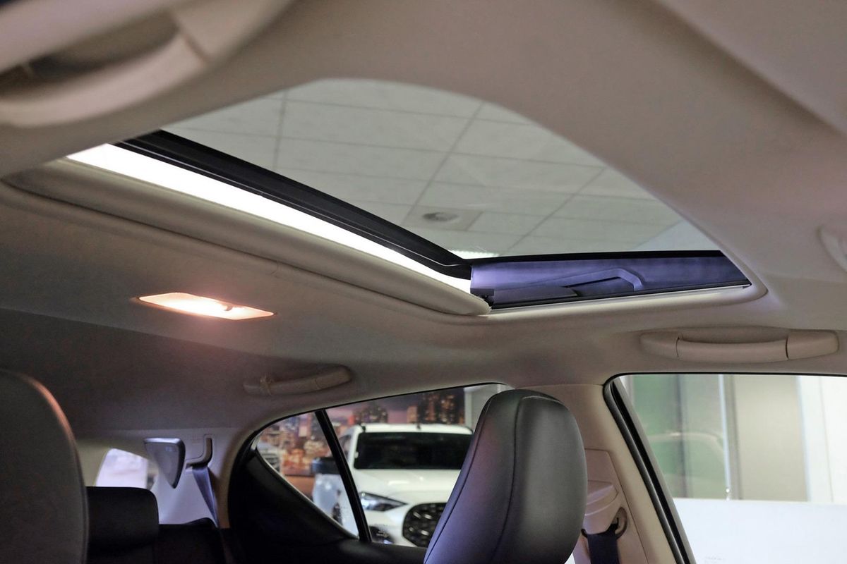 2016 Lexus CT CT200h Sports Luxury ZWA10R image 18