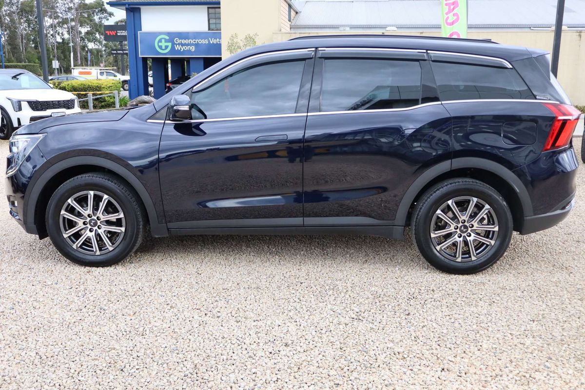 2023 Mahindra XUV700 AX7