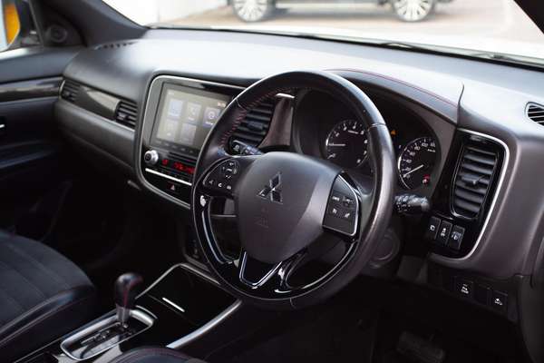 2020 Mitsubishi Outlander Black Edition ZL thumb-3