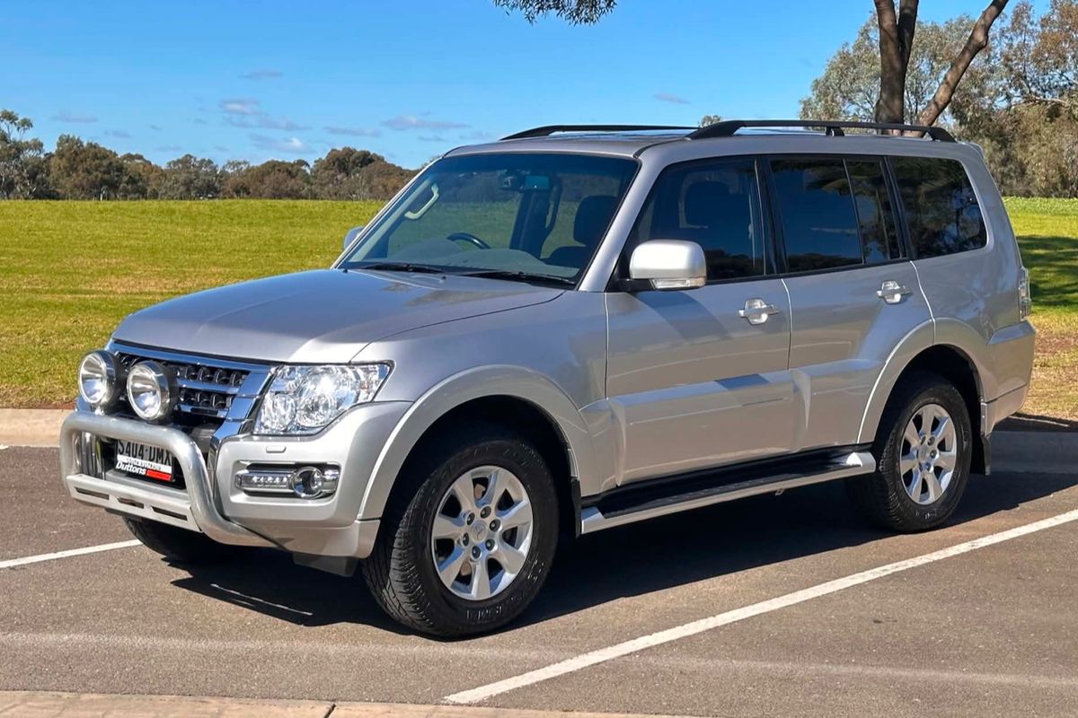 2020 Mitsubishi Pajero GLX NX image 3