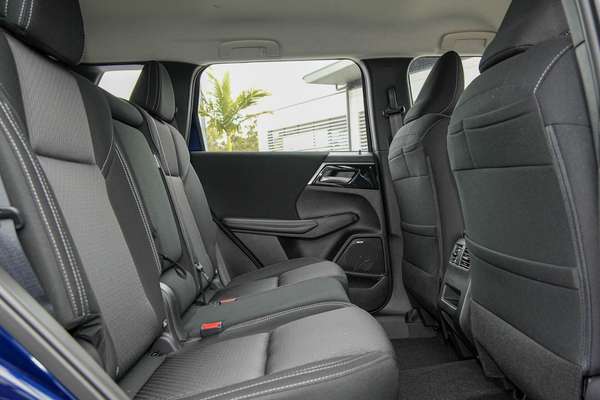 2026 Mitsubishi Outlander ES ZM thumb-7