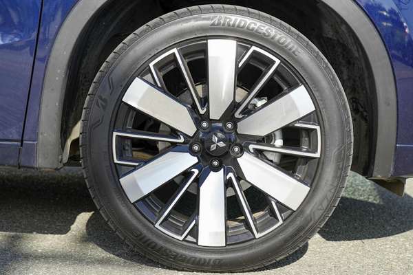 2025 Mitsubishi Outlander Exceed ZM thumb-3