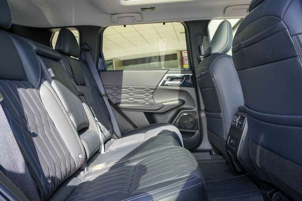 2025 Mitsubishi Outlander Exceed ZM thumb-8