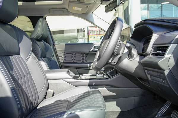 2025 Mitsubishi Outlander Exceed ZM thumb-9