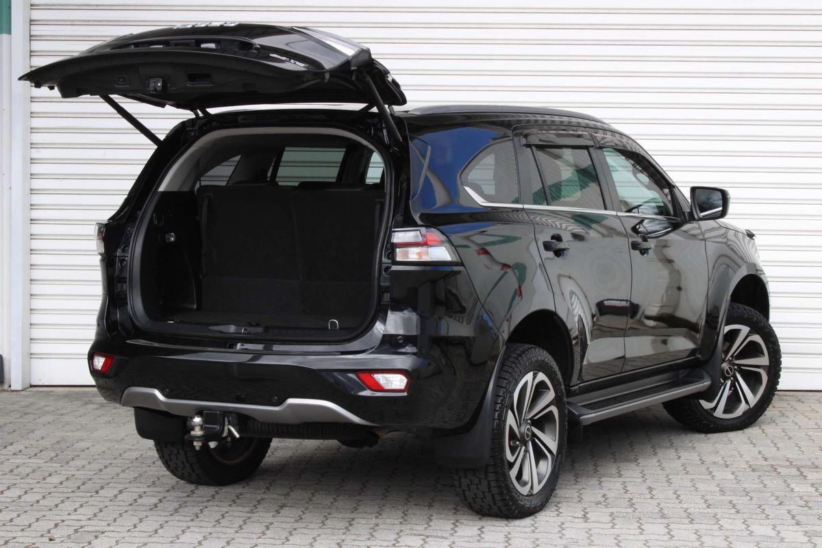 2022 Isuzu MU-X LS-T