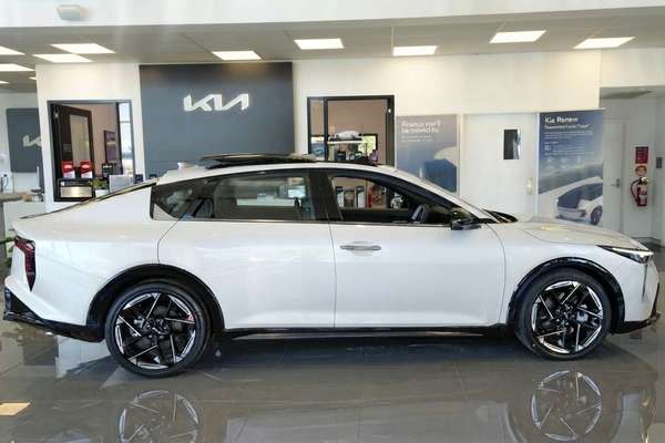 2025 Kia K4 GT-Line CL4m thumb-3