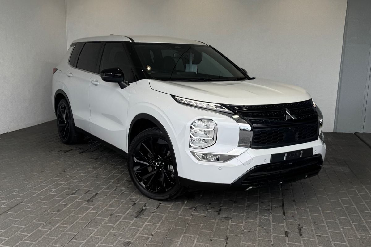 2023 Mitsubishi Outlander LS Black Edition ZM