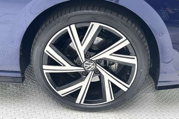 2022 Volkswagen Golf 110TSI R-Line 8 thumb-9