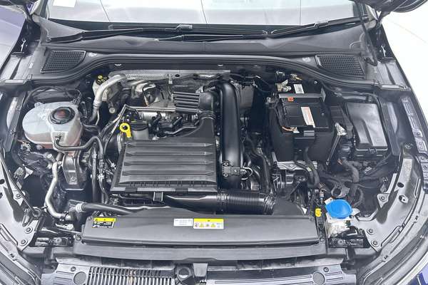 2022 Volkswagen Golf 110TSI R-Line 8 thumb-10