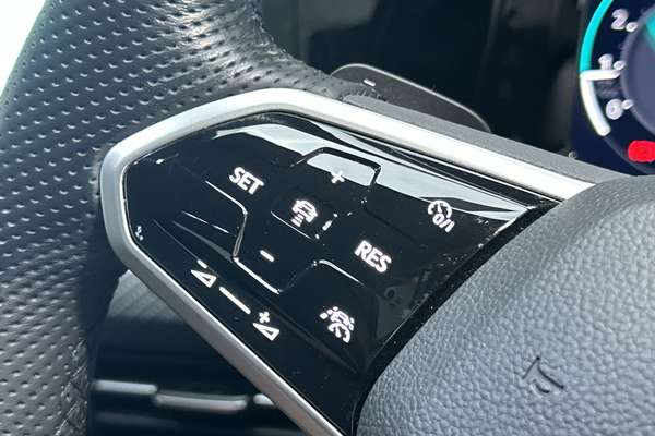 2022 Volkswagen Golf 110TSI R-Line 8 thumb-16