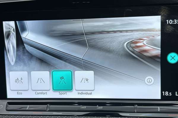 2022 Volkswagen Golf 110TSI R-Line 8 thumb-17
