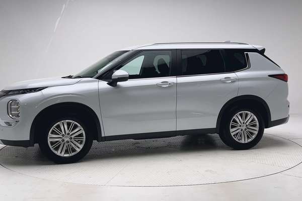 2024 Mitsubishi Outlander LS ZM thumb-3