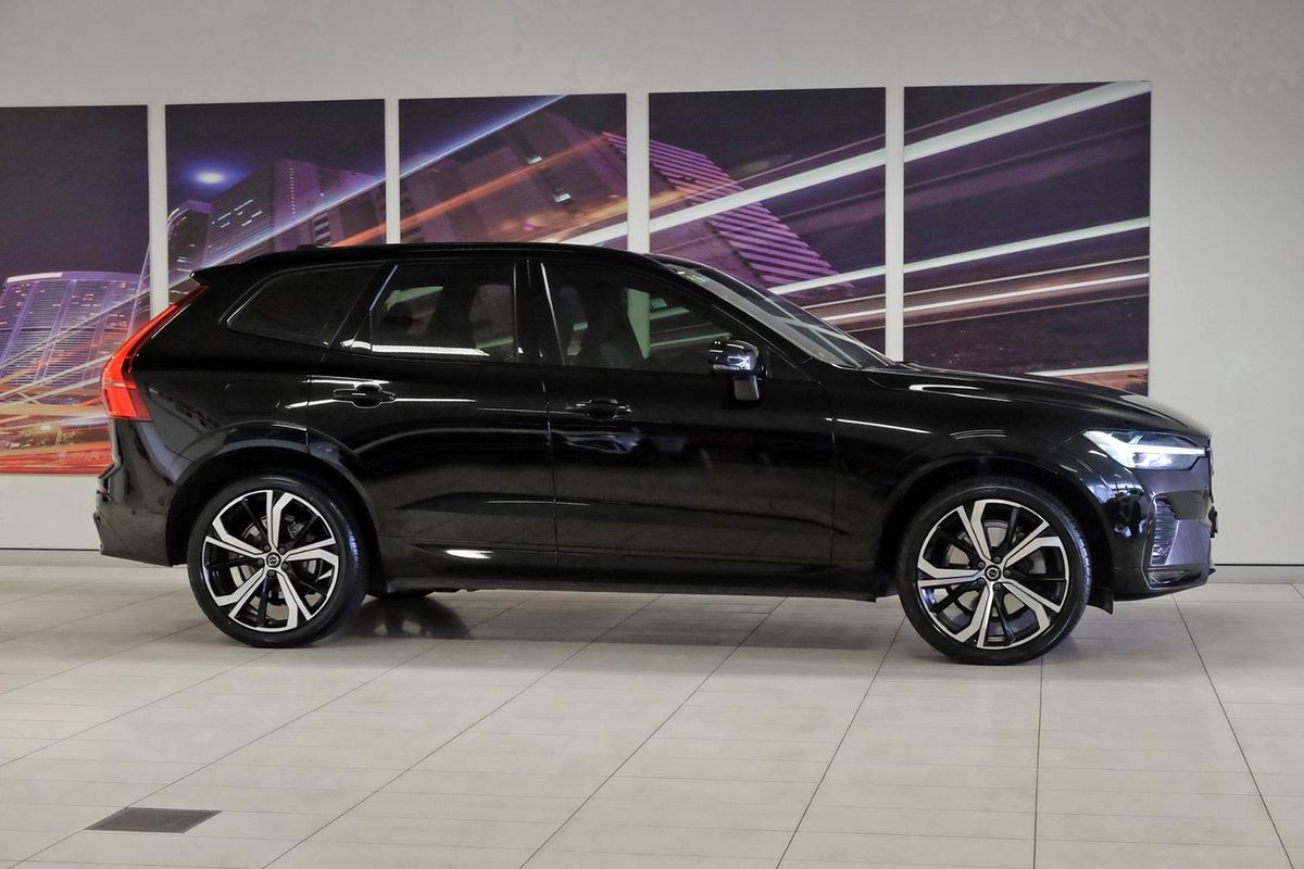 2022 Volvo XC60 Ultimate B6 Dark image 3