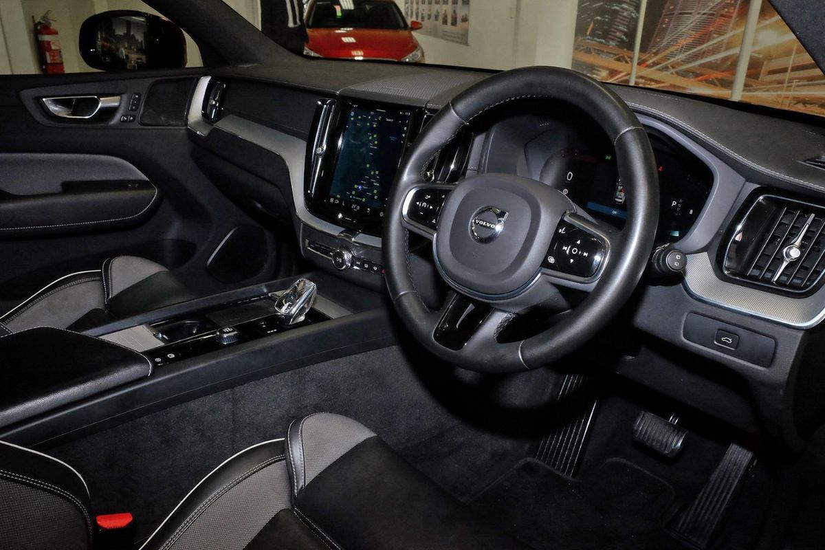 2022 Volvo XC60 Ultimate B6 Dark image 7