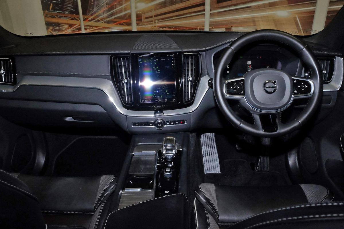 2022 Volvo XC60 Ultimate B6 Dark image 8