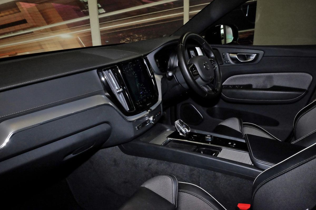 2022 Volvo XC60 Ultimate B6 Dark image 9