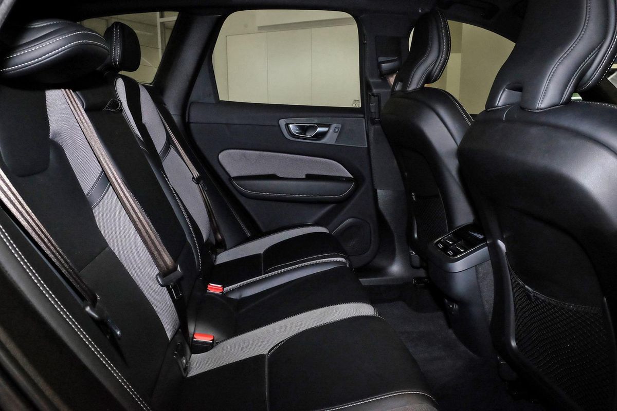 2022 Volvo XC60 Ultimate B6 Dark image 10