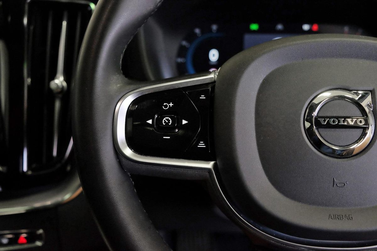 2022 Volvo XC60 Ultimate B6 Dark image 16